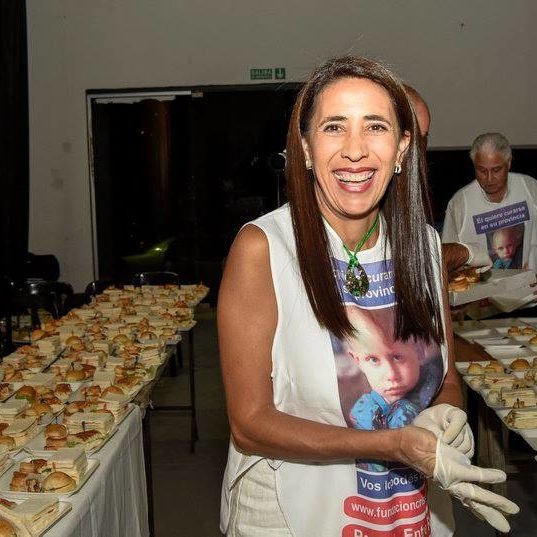 Parte del grupo de voluntarios de nuestra fundación, siempre trabajando por nuestros niños y jóvenes con una sonrisa.