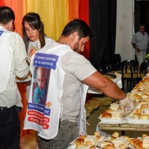 Parte del grupo de voluntarios de nuestra fundación, siempre trabajando por nuestros niños y jóvenes con una sonrisa.