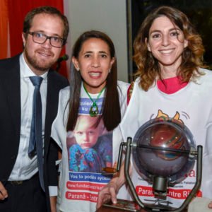 Parte del grupo de voluntarios de nuestra fundación, siempre trabajando por nuestros niños y jóvenes con una sonrisa.